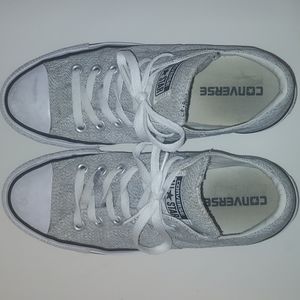 Converse size 8 Grey in color